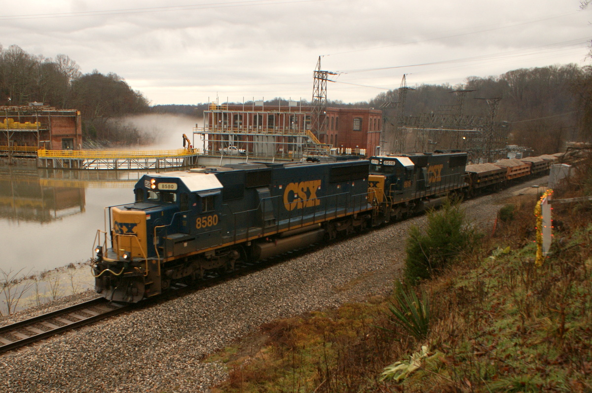 678 - CSXT 8580 leads a train of side-dump ballast cars along a foggy James!River